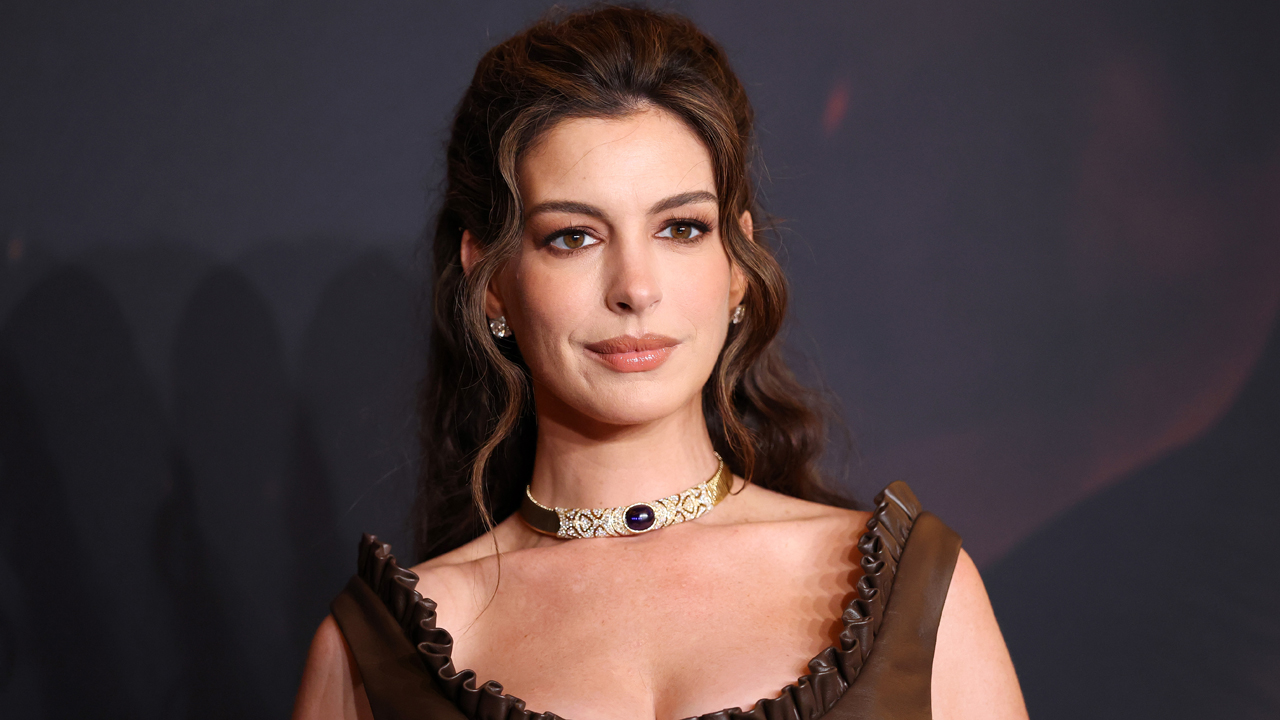 Anne Hathaway Reveals Why Her Doctor Told Her She Couldn’t Go On ‘Hot Ones’